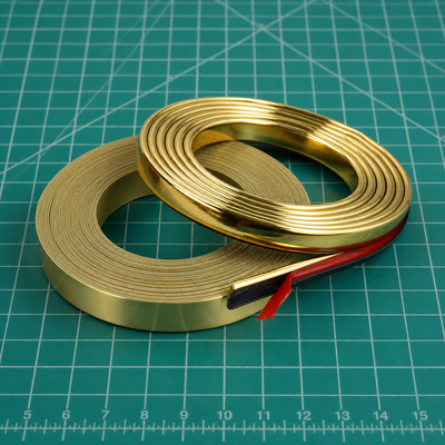 Bom preço Faixa de banda de borda de PVC de ouro com acabamento metálico fosco 13 mm Largura 2,8 mm Altura para acabamento de bordas de móveis on-line